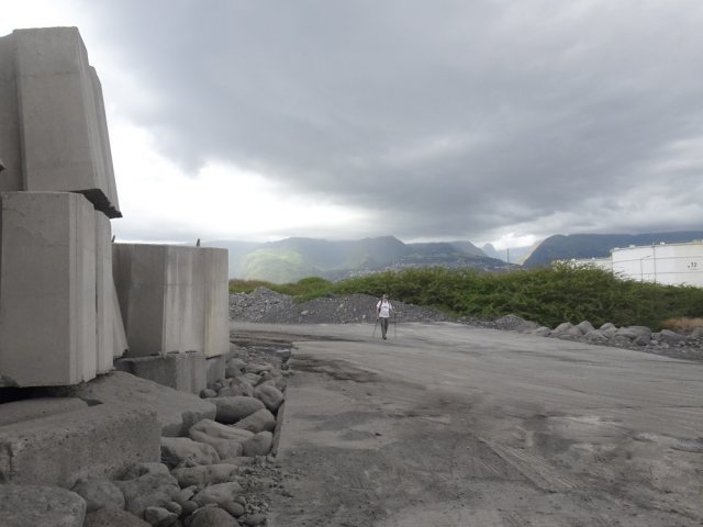 La piste bétonnée descendant au port est bordée de mastodontes de béton