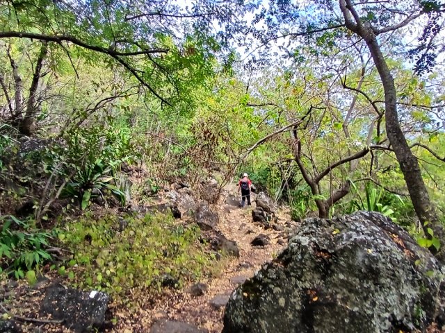 La descente sur un sol rocailleux est plus ardue que la montée