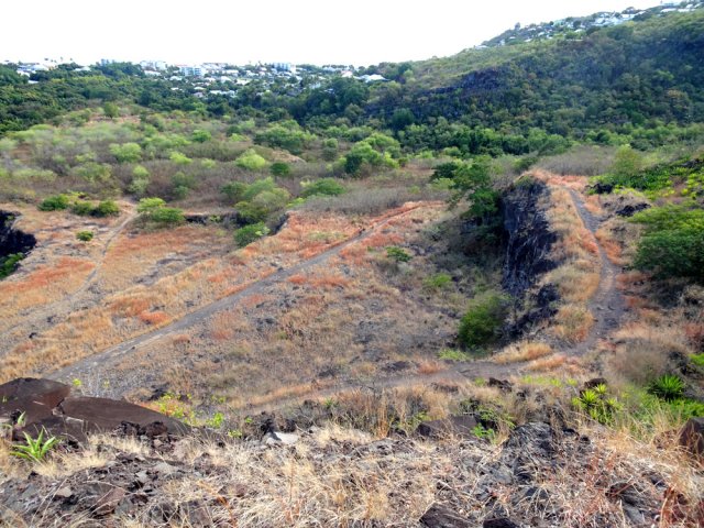 On domine les carrières abandonnées, traversées par beaucoup de marcheurs