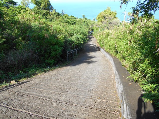 Très forte pente pour cette route bétonnée en direction de la RN1
