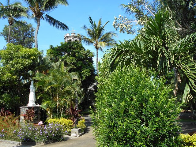 Balade dans le jardin entourant l'église construite en lave grise