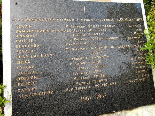 La plaque commémorative après le pont sur la Ravine des Poux