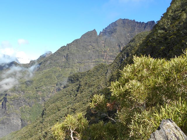 Les flancs du Gros Morne apparaissent durant la montée