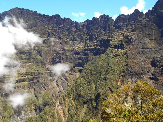 On a sous les yeux l'ensemble du cratère impressionnant au murailles de 1700 m de hauteur