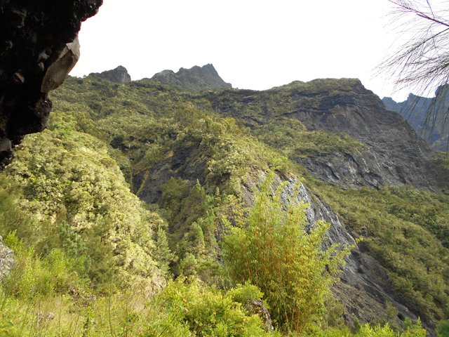La Crête des Salazes et le Gros Morne depuis un abri sous un gros rocher