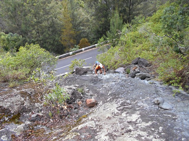 Après les rochers, on trouve une coulée de basalte usée par les crues