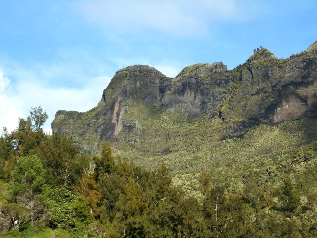 Le nez de Bœuf et les trois Salazes (Pluto et ses 3 Puces)