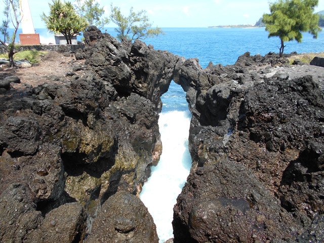 L'arche naturelle proche du port de Langevin. Fortes vagues.