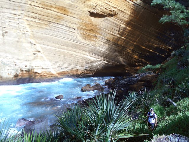 Cap jaune durant la descente abrupte à la mer
