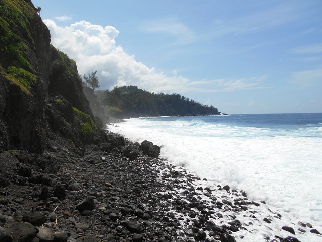 400 mètres de galets sur une étroite bande sans danger