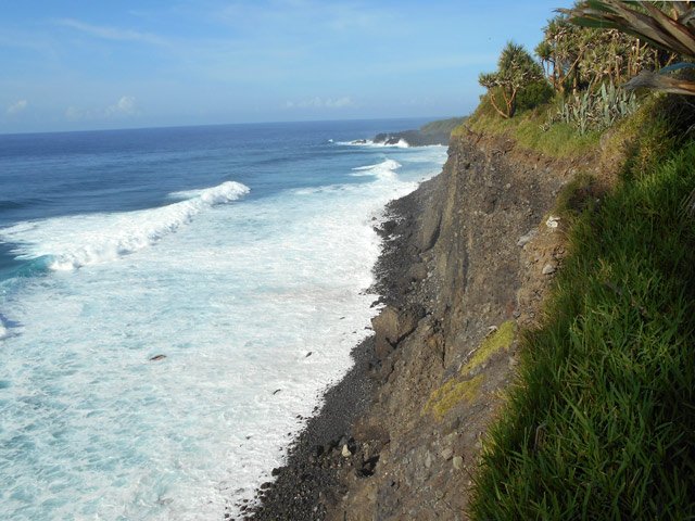 L'étroite bande de galets vue du haut de la falaise