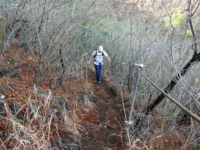 Le sentier se poursuit en amont de la RN1 dans le même paysage désolé