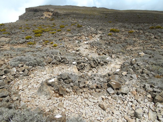 Début du sentier partant vers la Fenêtre des Makes, encore sur cailloux !