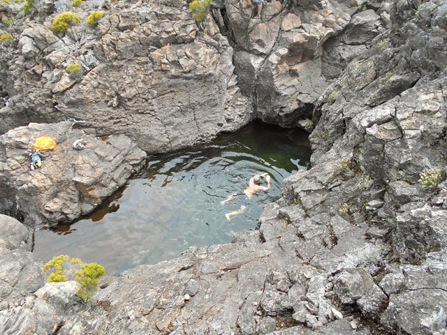 Bassin profond d'eau très claire en amont du sentier