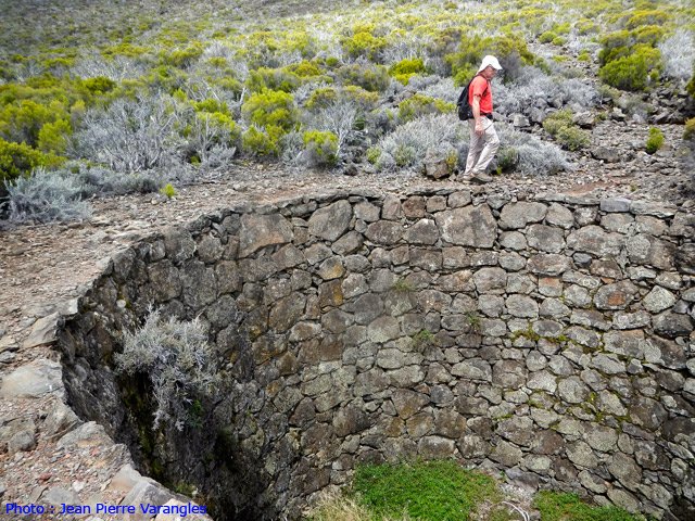 Le puits le plus au Sud, sur le sentier entre le Piton Rouge et la Glacière