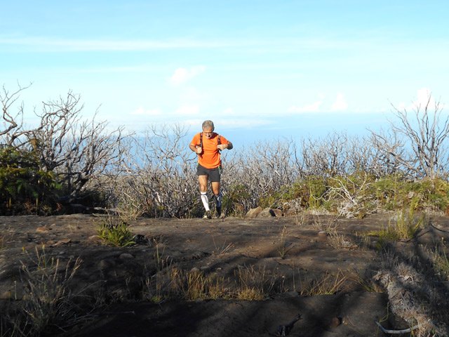 La marche alterne brandes brûlées et plaques basaltiques