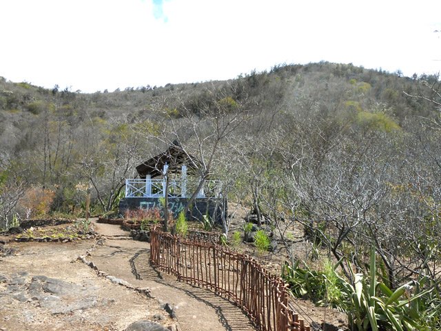 L'arrivée aux quatre canons et au kiosque. Longer le kiosque