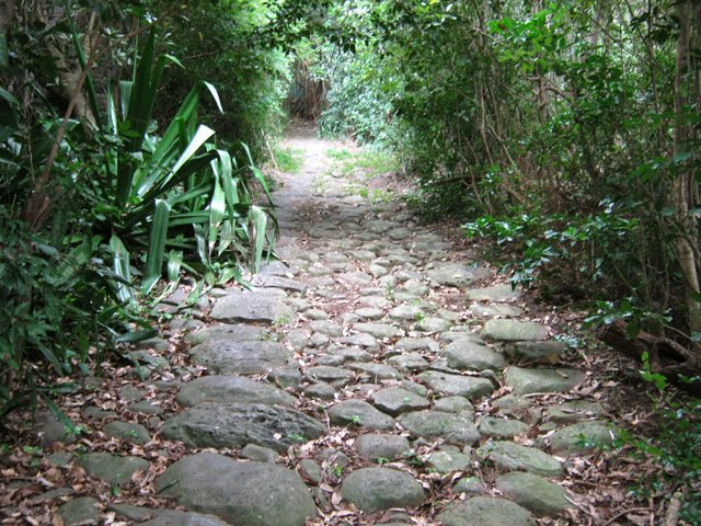 Ce chemin pavé est encore de très bonne qualité malgré son âge avancé