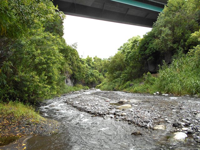 Le passage s'effectue presque à l'aplomb du pont