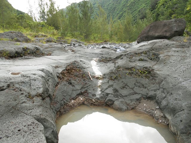 La remontée de la rivière est facile et moins bruyante que du côté des concasseurs
