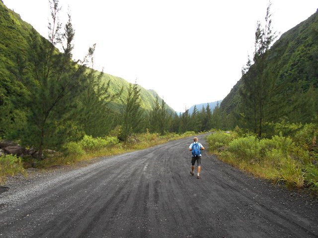 Cheminement sur la piste qui mène à Roche Plate