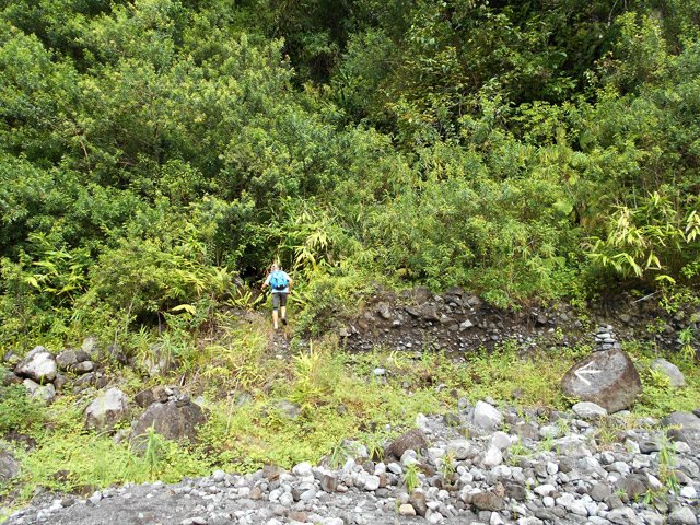 Point de repère pour le Sentier des Trois Sources : la flèche blanche et le cairn