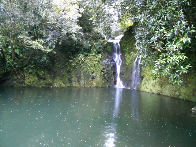 Arrivée à la petite cascade du captage sur la Rivière Sainte-Marie