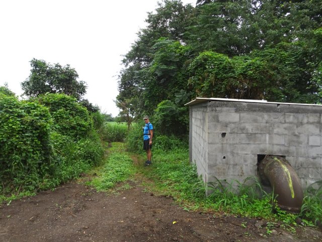Prendre la piste de gauche au bâtiment en dur