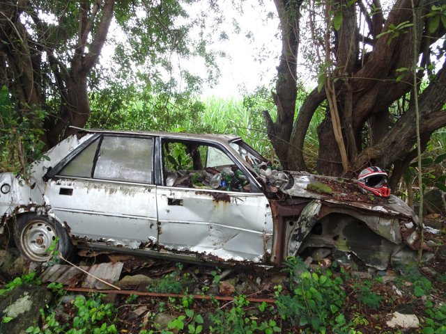 Le casque est évidemment obligatoire pour conduire ce vieux clou