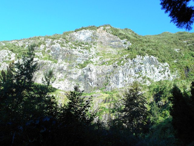 L'imposant rempart vers la Roche Ecrite