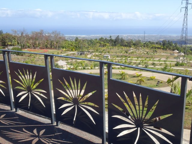 Depuis la rambarde du belvédère, on voit jusqu'à l'océan