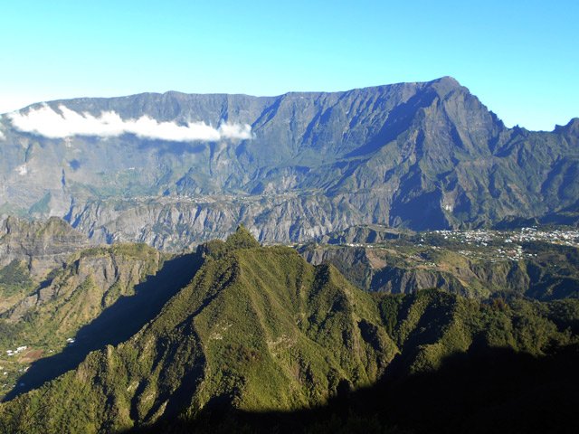 Les trouées permettent de superbes panoramas sur le Cirque