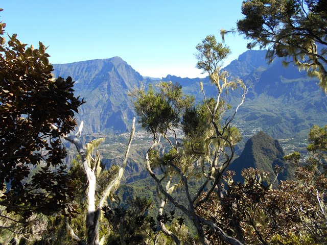 La Bonnet de Prêtre rapetisse, on voit tout Cilaos, le Jacky Inard approche !