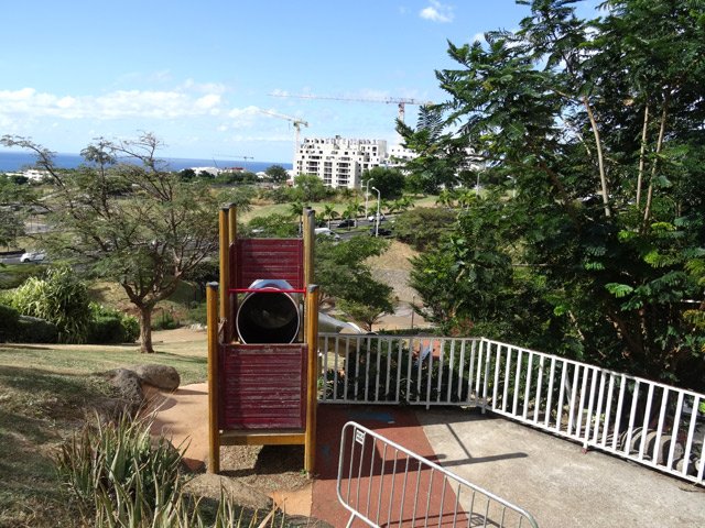 Le début du long toboggan pour amuser les enfants