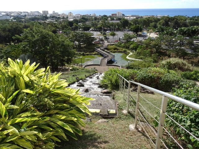 Agréable vue depuis le haut de la rivière artificielle