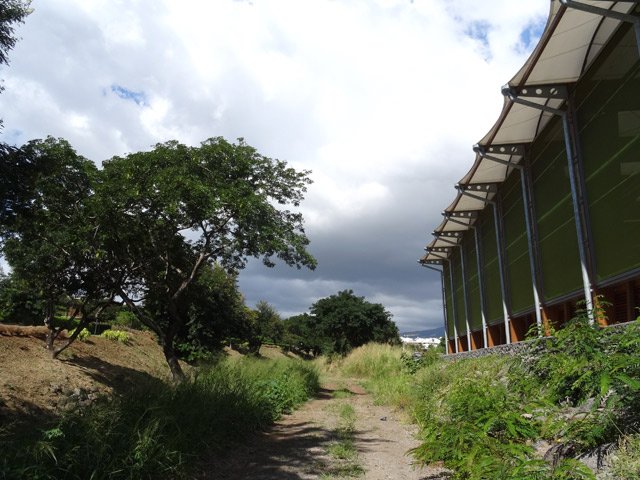 On longe le gymnase sur une piste facile