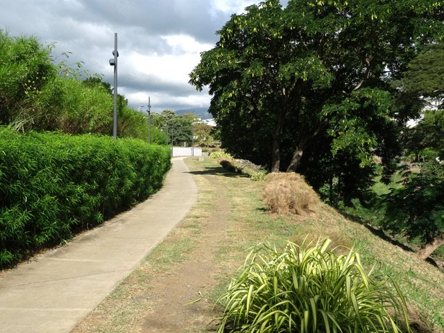 La piste bétonnée du retour en face du gymnase Patrick Cazal