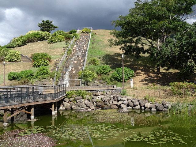 La longue chute d'eau artificielle qui alimente les bassins peuplés de tilapias