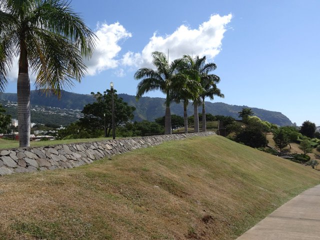 La piste bétonnée qui remonte en fin de parc de la Trinité