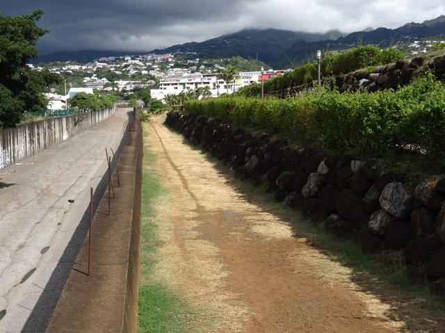 La piste usée qui longe la Ravine Maduran