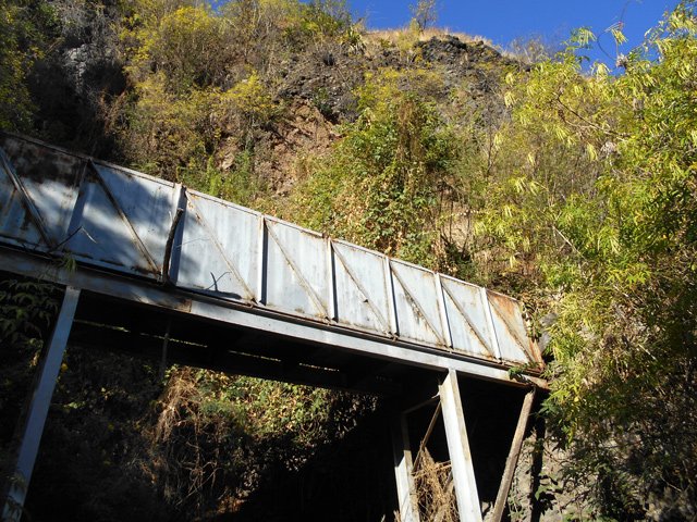 Vestige aérien du canal courant le long de la falaise en rive gauche