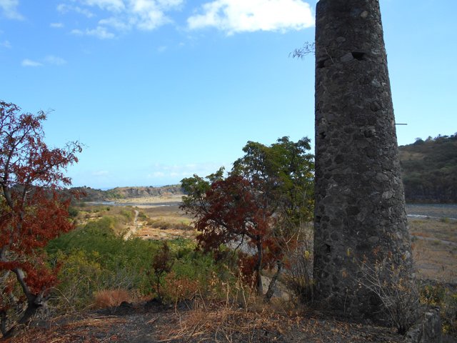 Le sentier de descente passe près d'un des pylônes électriques en pierre