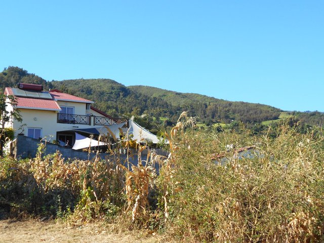De l'autre côté de la Ravine la Plaine, la montée vers Sans Souci