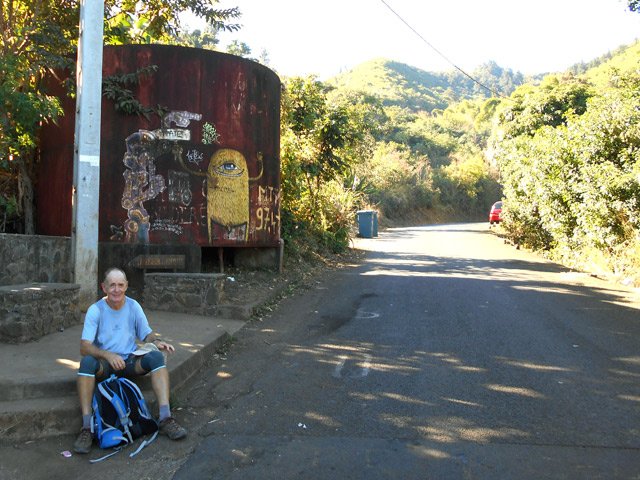 Petite halte à la citerne rouge, point de départ vers les Orangers