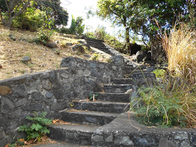 Un des multiples raccourcis coupant les lacets de la route