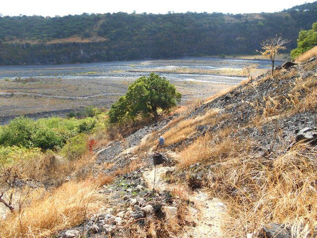 Descente parfois sableuse pour rejoindre le large lit de la Rivière des Galets