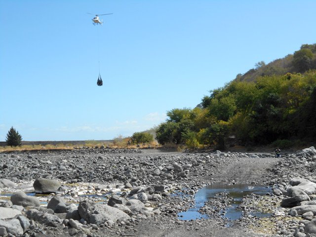 L'hélicoptère est le moyen le plus courant pour acheminer les denrées et matériels dans Mafate