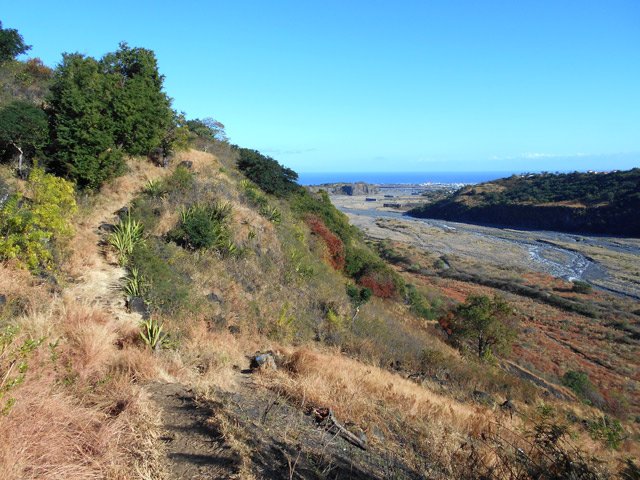 On a, du sentier, de larges panoramas sur l'estuaire de la Rivière des Galets