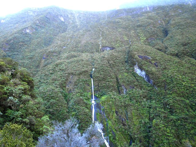 Depuis le plateau, superbes vues sur la Cascade de la Caverne Rouge