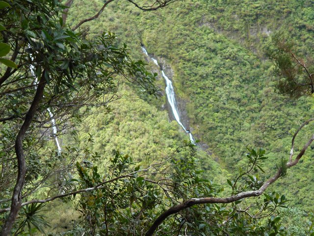 D'autres vues plongeantes sur le Coup de Sabre et un autre affluent de la Ravine des Sept Bras